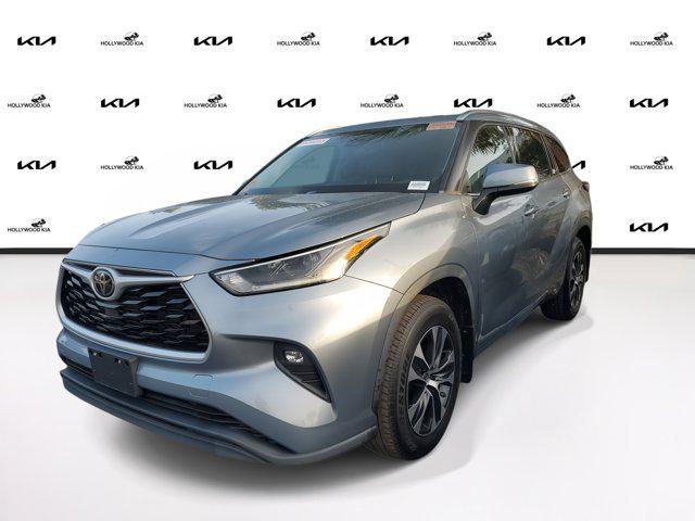 used 2021 Toyota Highlander car, priced at $30,995