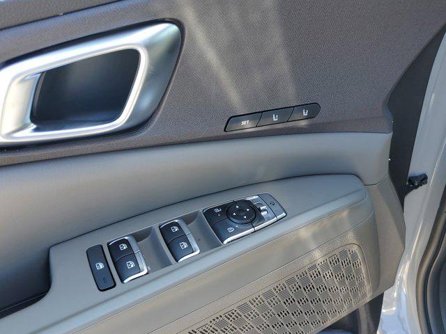 new 2025 Kia Carnival Hybrid car, priced at $40,175