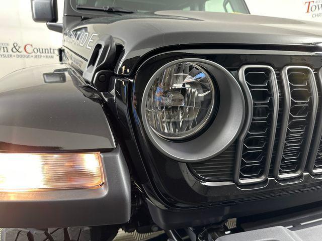 new 2025 Jeep Gladiator car, priced at $45,872