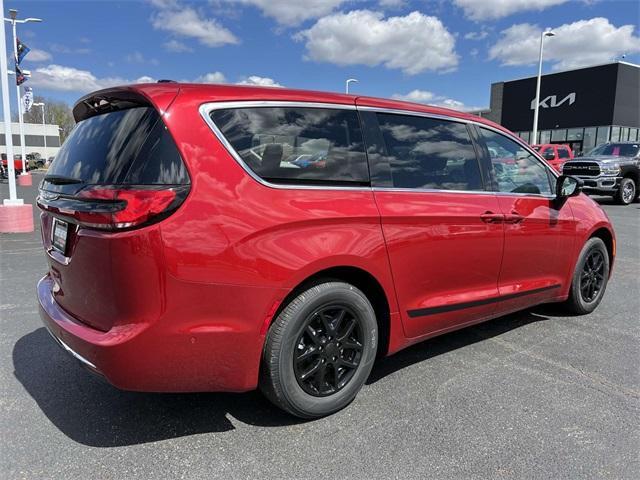 new 2025 Chrysler Pacifica car, priced at $40,636
