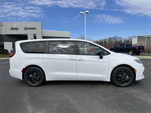 new 2024 Chrysler Pacifica Hybrid car, priced at $46,130