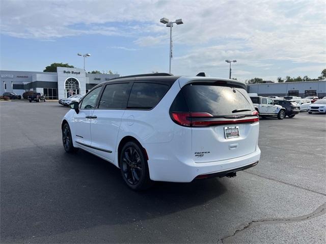 new 2024 Chrysler Pacifica car, priced at $40,045