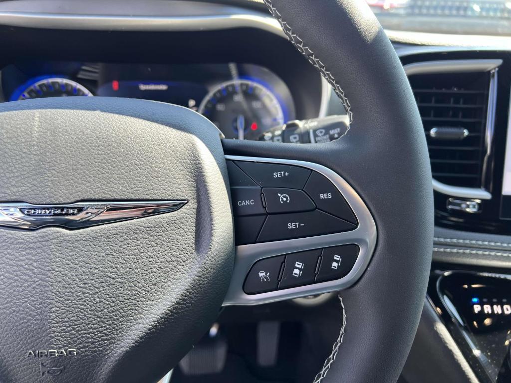 new 2025 Chrysler Pacifica car, priced at $45,857