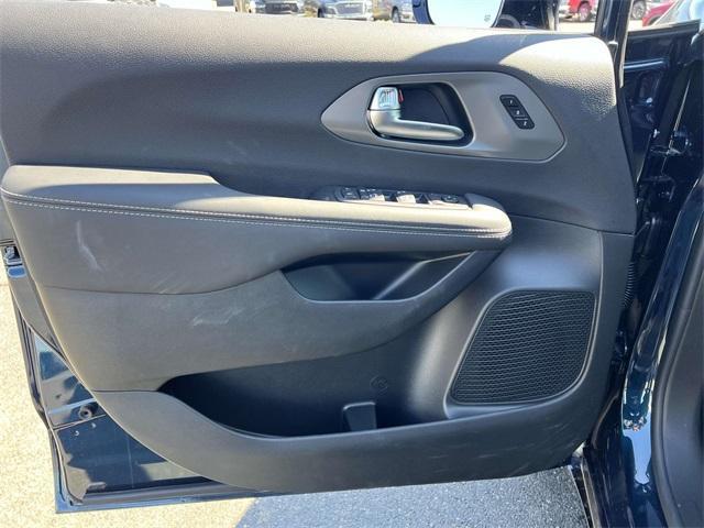 new 2025 Chrysler Pacifica car, priced at $45,630