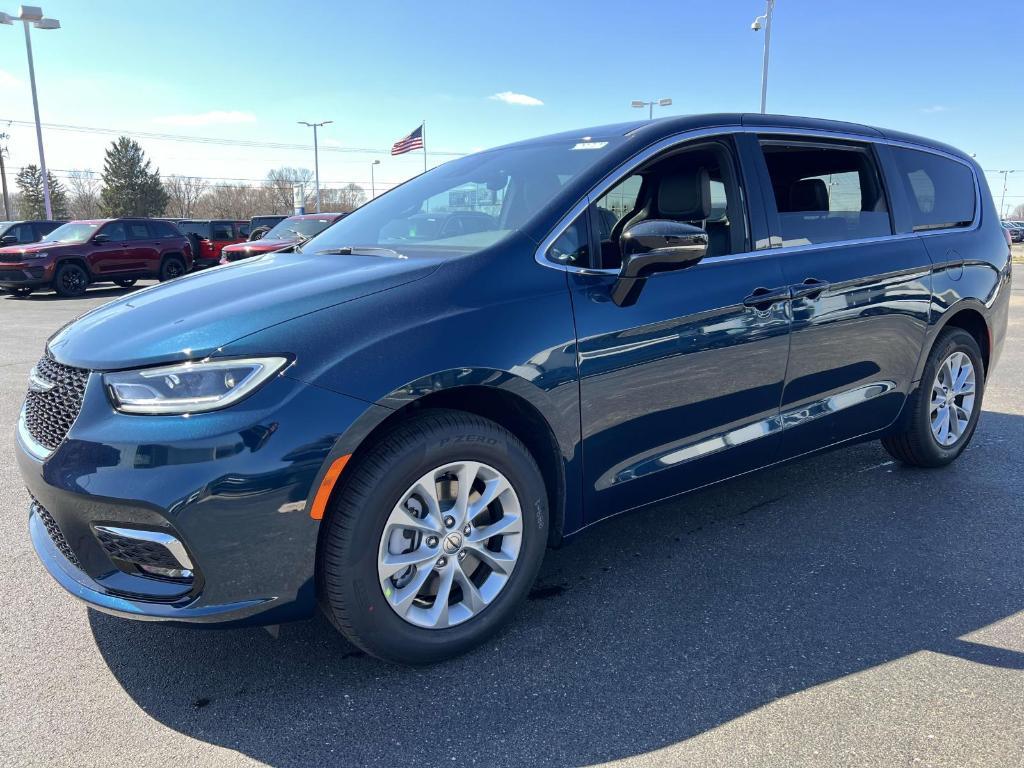 new 2025 Chrysler Pacifica car, priced at $45,857