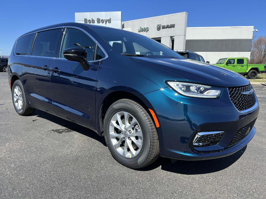 new 2025 Chrysler Pacifica car, priced at $45,857
