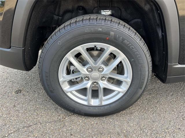 new 2025 Jeep Grand Cherokee car, priced at $41,995