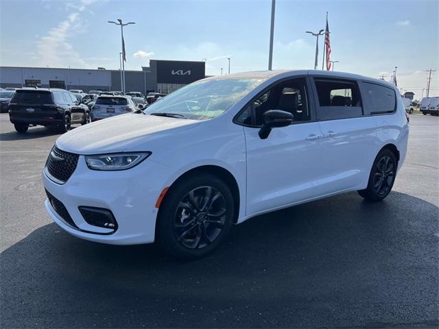 new 2026 Chrysler Pacifica car, priced at $46,780