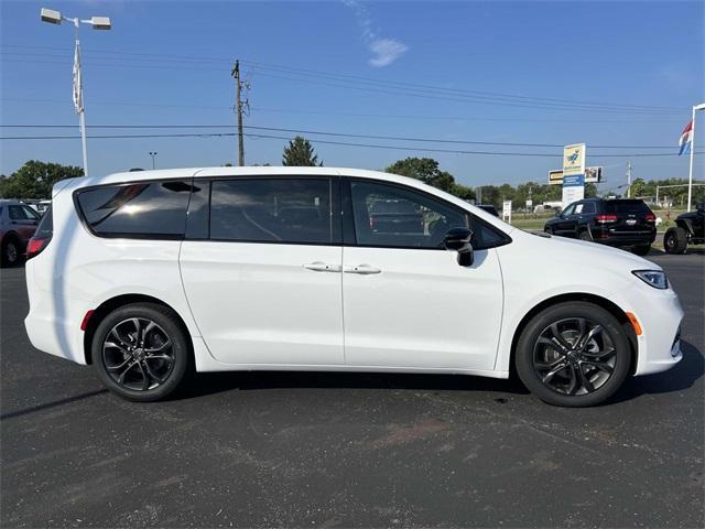 new 2026 Chrysler Pacifica car, priced at $46,780