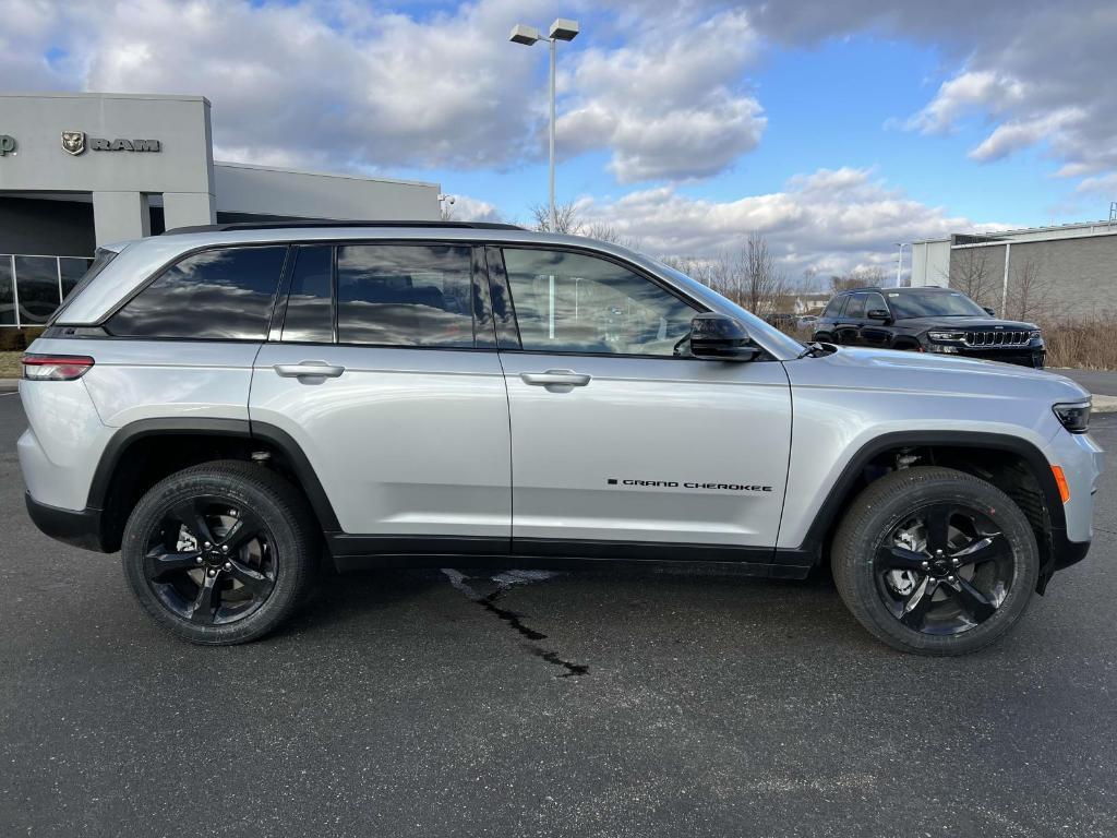 new 2025 Jeep Grand Cherokee car, priced at $43,567