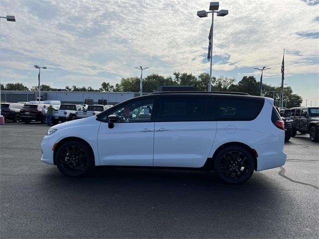 new 2024 Chrysler Pacifica car, priced at $40,670