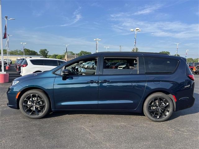 new 2025 Chrysler Pacifica car