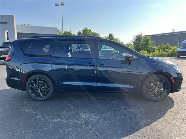 new 2025 Chrysler Pacifica car