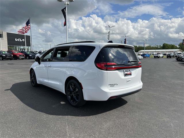 new 2024 Chrysler Pacifica car, priced at $39,576