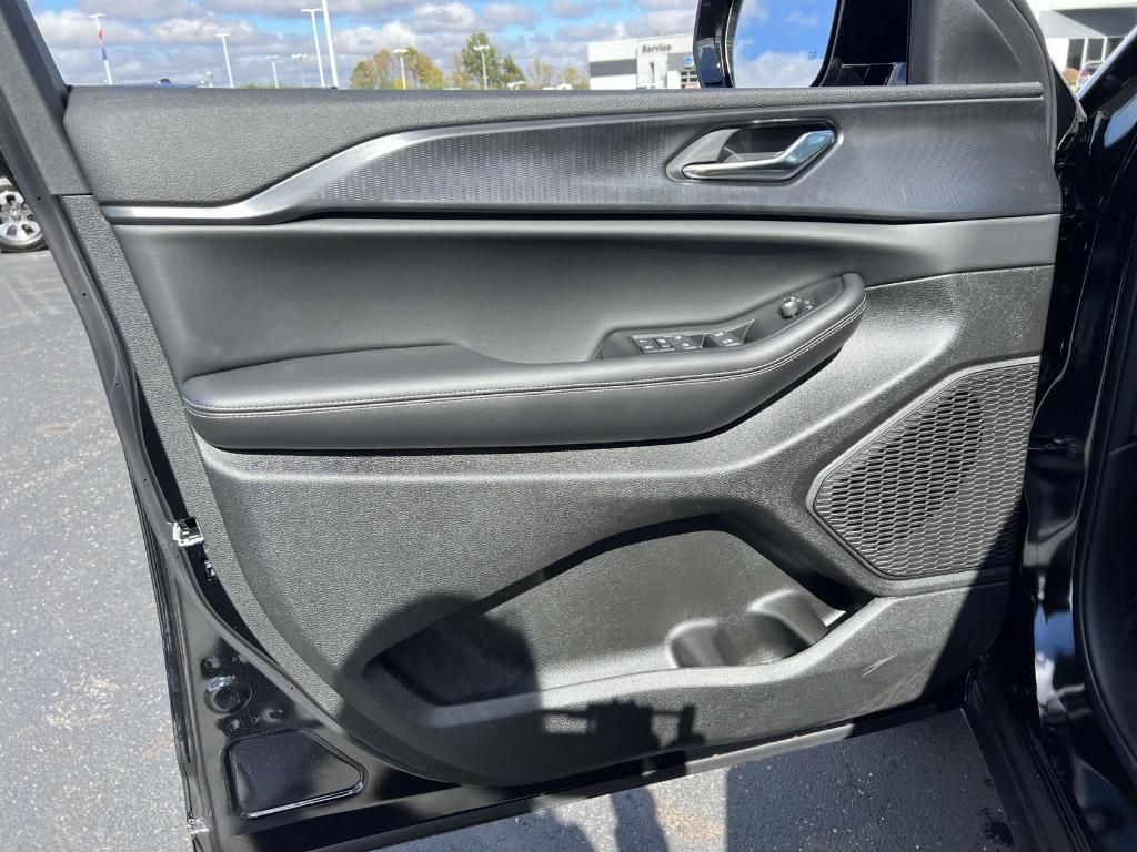 new 2025 Jeep Grand Cherokee car, priced at $40,025