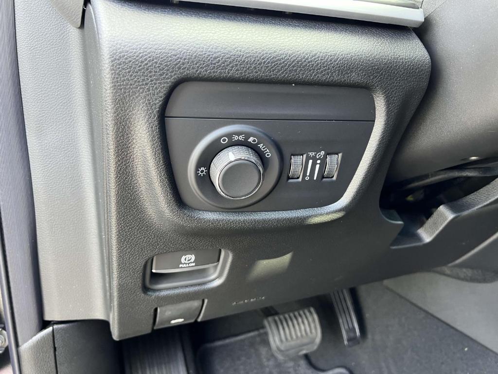 new 2025 Jeep Grand Cherokee car, priced at $40,025