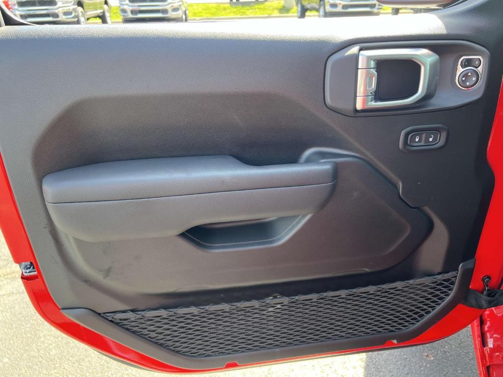 new 2025 Jeep Wrangler car, priced at $43,182