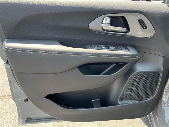 new 2025 Chrysler Pacifica car