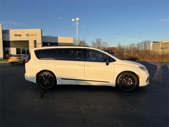 new 2024 Chrysler Pacifica car, priced at $42,119