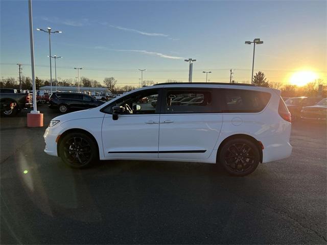 new 2024 Chrysler Pacifica car, priced at $42,119