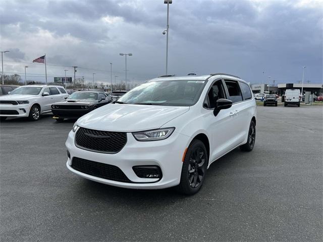 new 2024 Chrysler Pacifica car, priced at $53,667