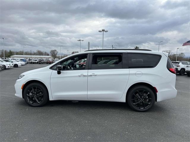 new 2024 Chrysler Pacifica car, priced at $53,667