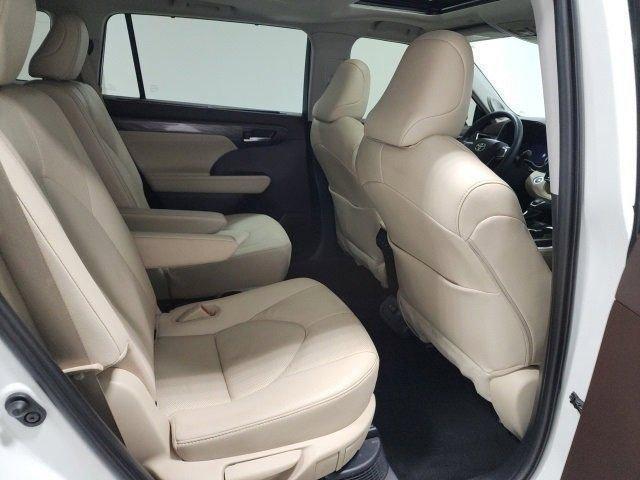 used 2020 Toyota Highlander Hybrid car, priced at $29,962