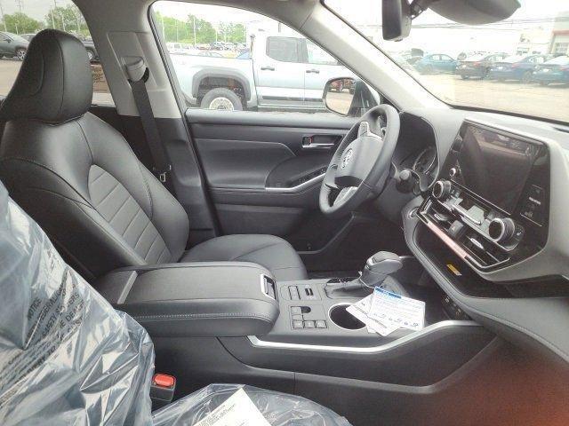 new 2025 Toyota Highlander car, priced at $47,632