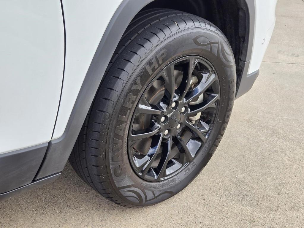 used 2023 Jeep Cherokee car, priced at $23,936