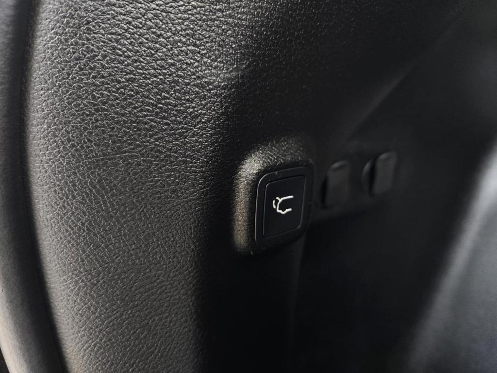 used 2023 Jeep Cherokee car, priced at $23,936