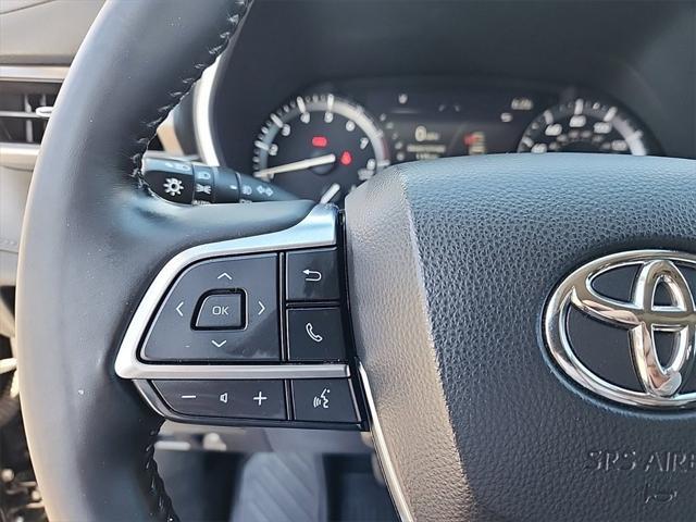 used 2021 Toyota Highlander car, priced at $27,499