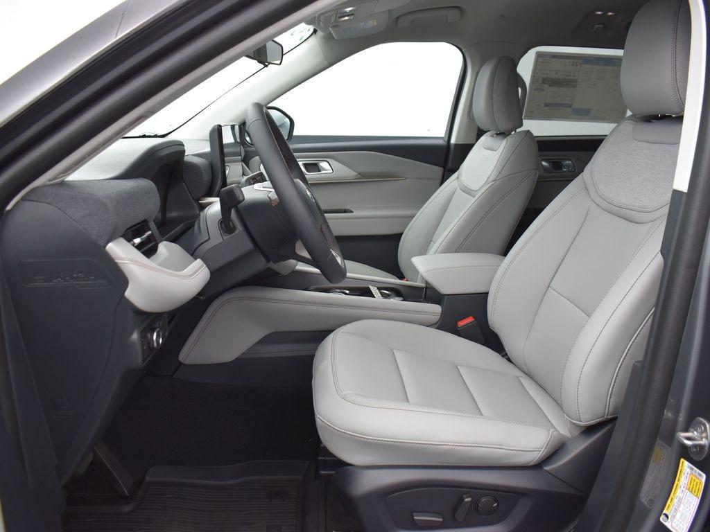 new 2025 Ford Explorer car, priced at $40,055