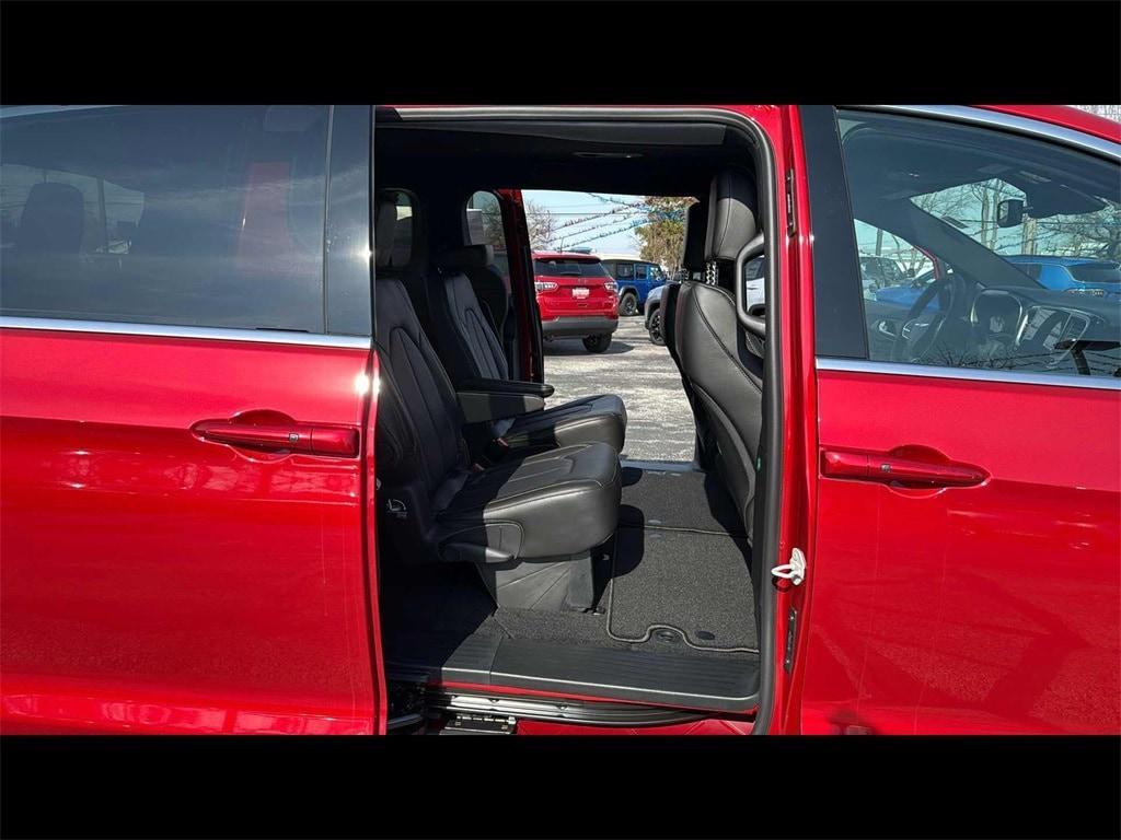 new 2025 Chrysler Pacifica car, priced at $44,668