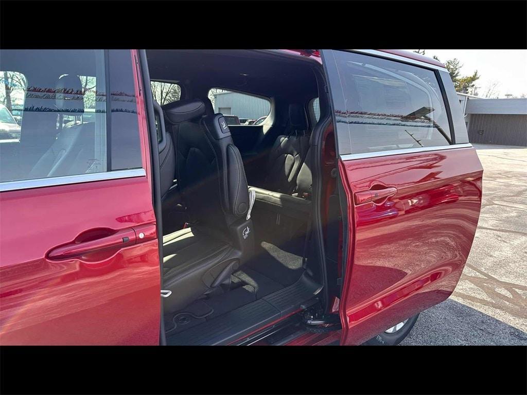 new 2025 Chrysler Pacifica car, priced at $44,668