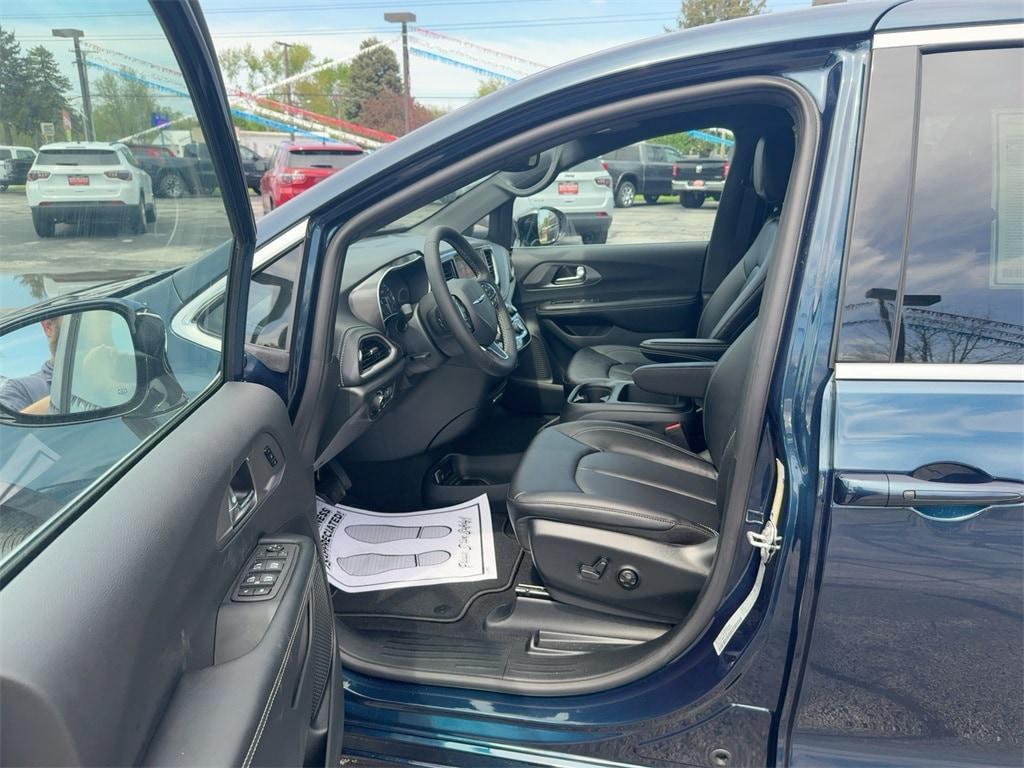 new 2025 Chrysler Pacifica car, priced at $42,247
