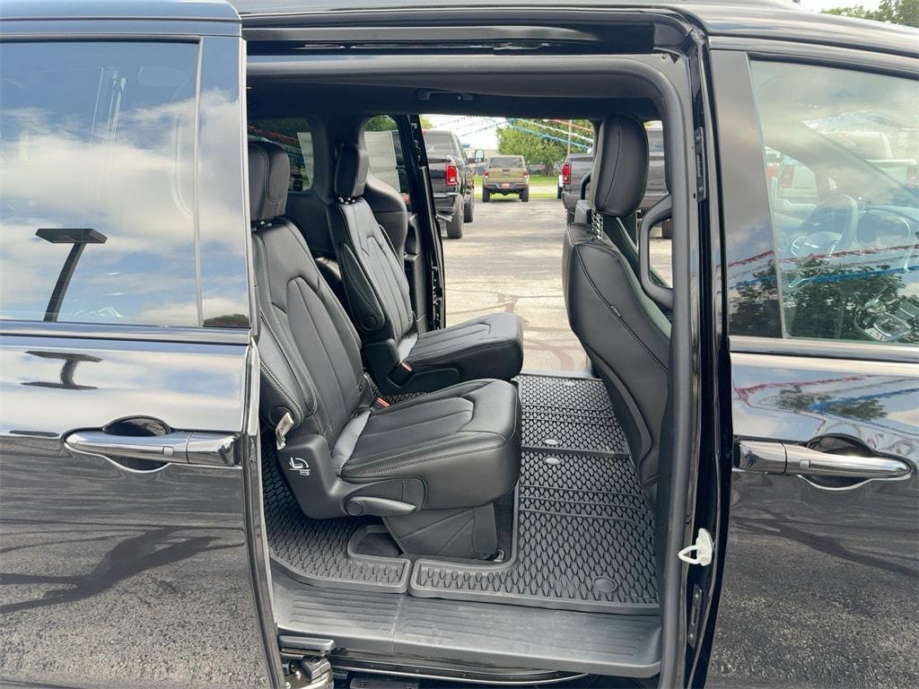 new 2025 Chrysler Pacifica car, priced at $40,870