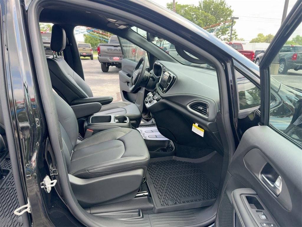 new 2025 Chrysler Pacifica car, priced at $40,870