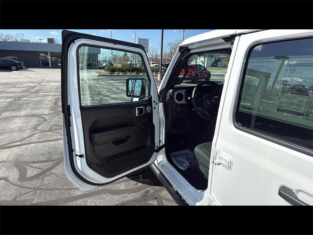 new 2025 Jeep Gladiator car, priced at $40,318