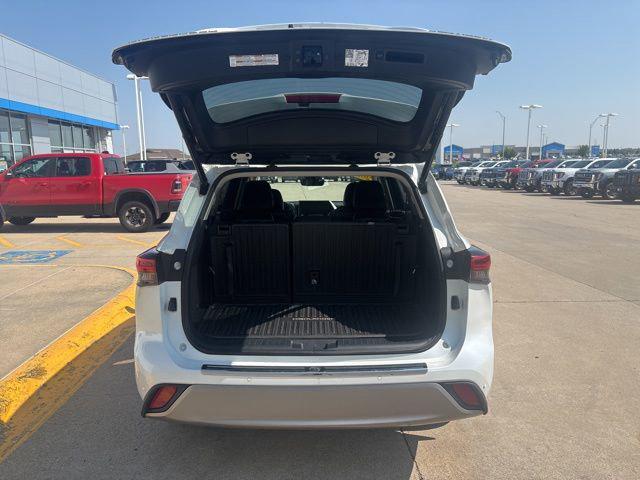 used 2022 Toyota Highlander Hybrid car, priced at $36,000