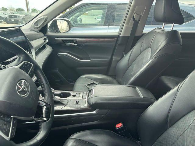 used 2022 Toyota Highlander Hybrid car, priced at $39,000