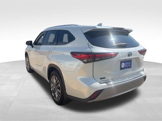 used 2022 Toyota Highlander Hybrid car, priced at $36,000