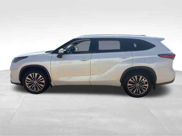 used 2022 Toyota Highlander Hybrid car, priced at $36,000