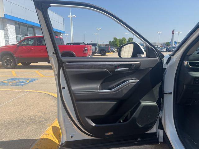 used 2022 Toyota Highlander Hybrid car, priced at $36,000
