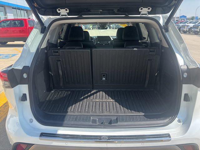 used 2022 Toyota Highlander Hybrid car, priced at $36,000