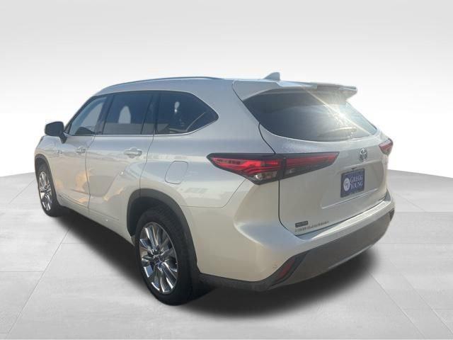 used 2021 Toyota Highlander Hybrid car, priced at $38,400