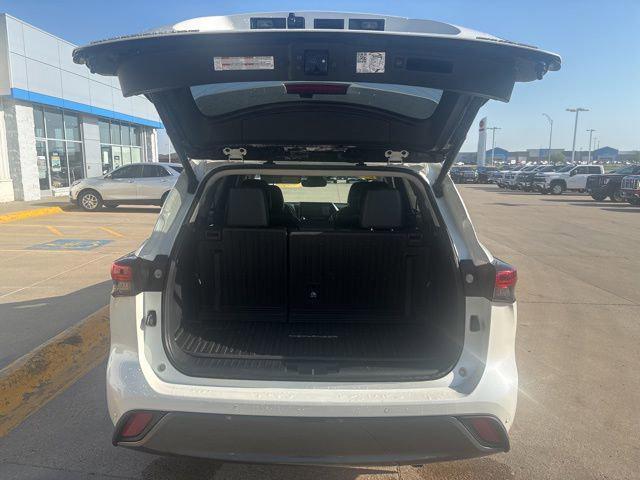 used 2021 Toyota Highlander Hybrid car, priced at $38,400