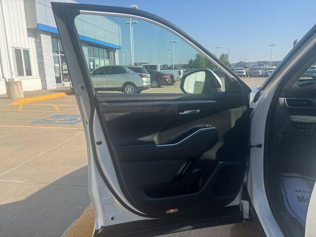 used 2021 Toyota Highlander Hybrid car, priced at $38,400
