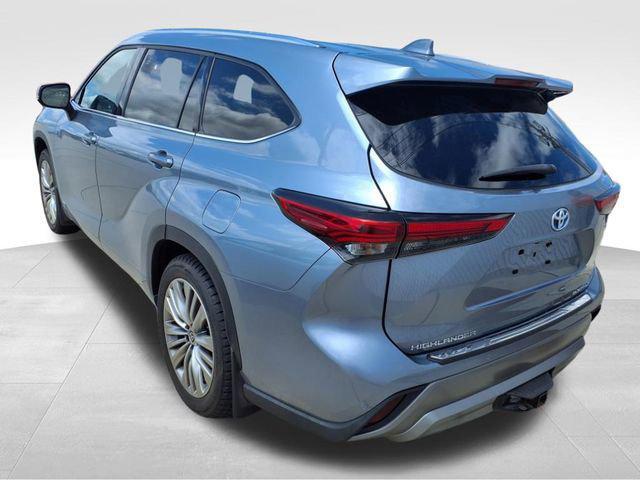 used 2022 Toyota Highlander Hybrid car, priced at $41,500