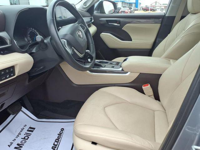 used 2022 Toyota Highlander Hybrid car, priced at $40,500