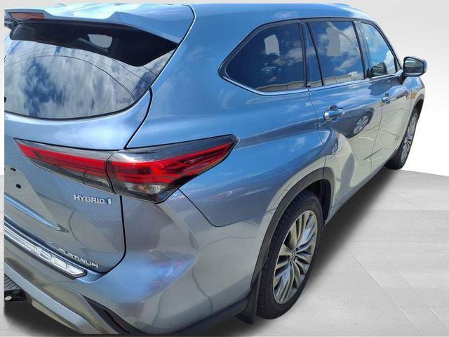 used 2022 Toyota Highlander Hybrid car, priced at $41,500